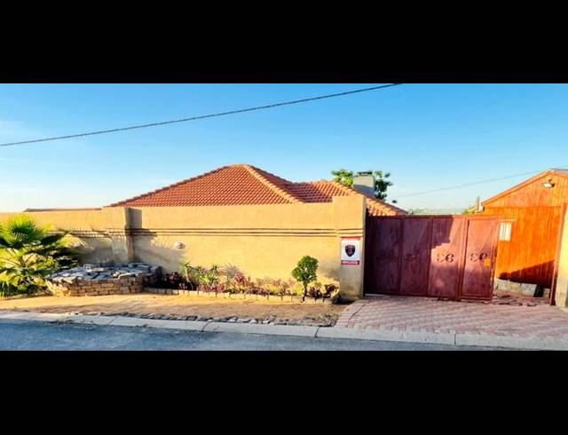 3 BEDROOM HOUSE FOR SALE IN COSMO CITY